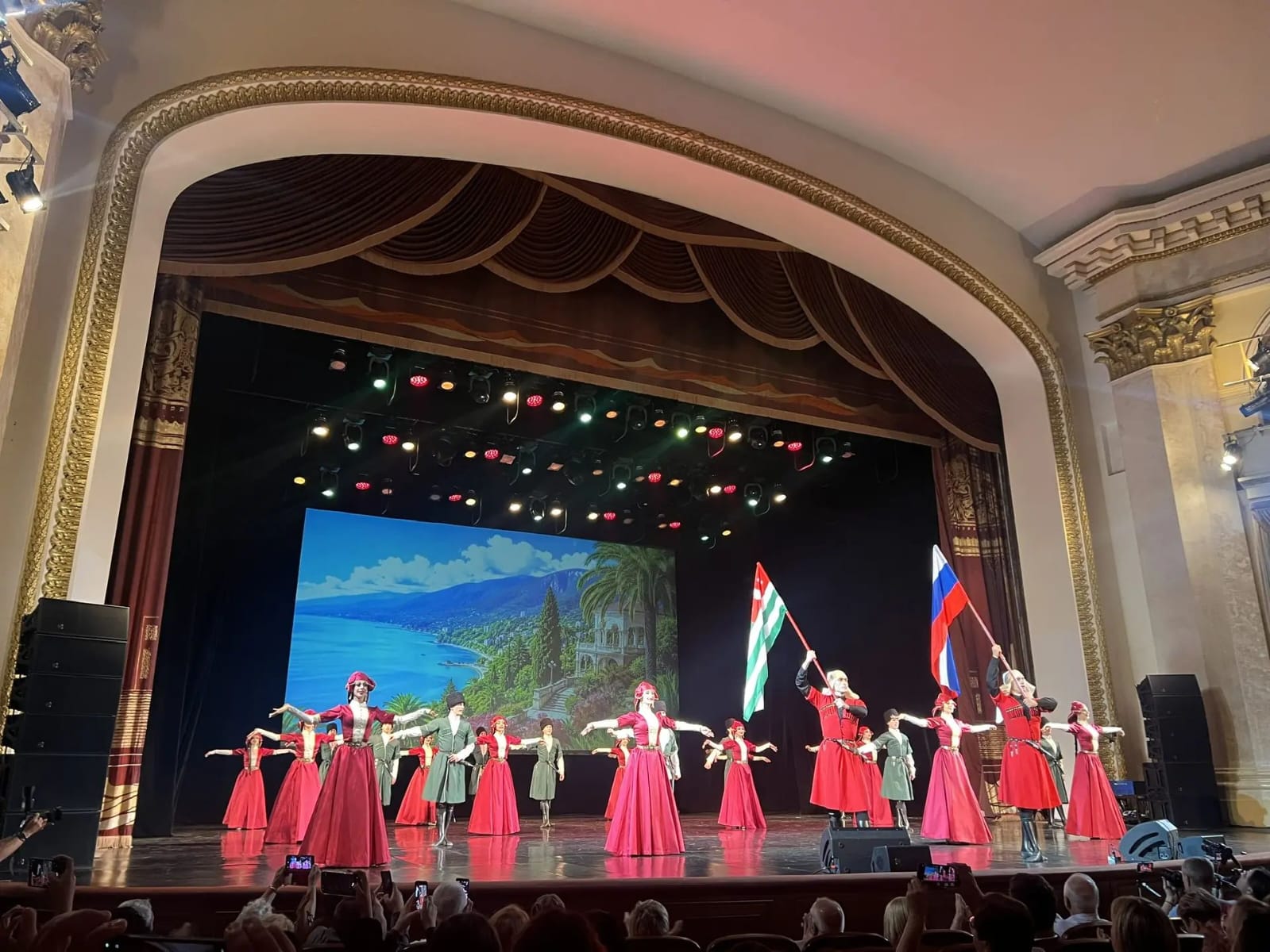 Ансамбли «Кавказ» и «Анатрио» выступили на закрытии форума журналистов в Сочи